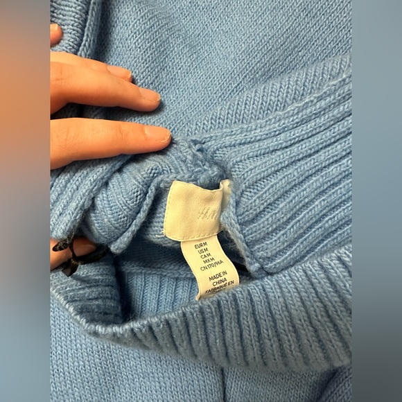 H&M blue long sweater size M very cute and trendy and keeps you warm! Brand new! - Picture 3 of 4